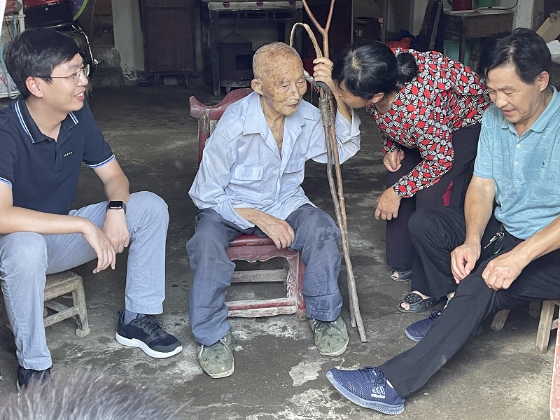 區(qū)人大代表、集團副總馮小龍走訪潘塘福利院為老人送關(guān)懷